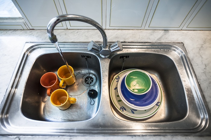 dirty-dishes-in-kitchen-sink-PMCMXXR